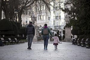 Минздрав Испании проверит расписание прогулок детей